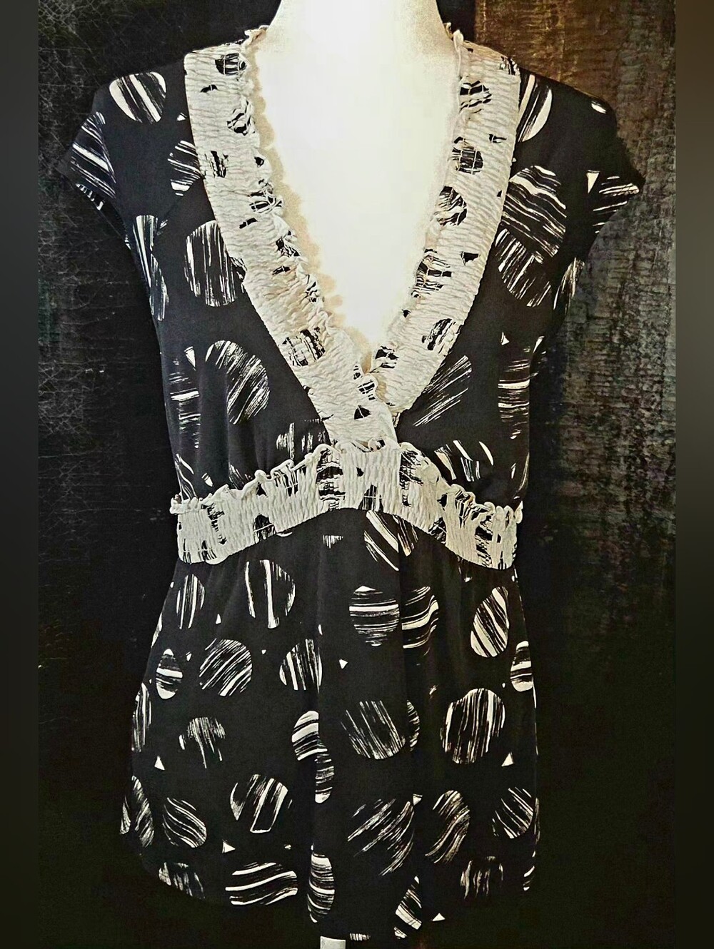 Vintage BCBGMAXAZRIA Circle Print Smocked Ruffle V-Neck Top Medium - Picture 2 of 14